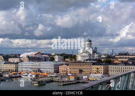 Das Stadtbild von Helsinki wurde vom Wasser aus mit der weißen Kathedrale, dem Rathaus und dem Marktplatz aufgenommen Stockfoto