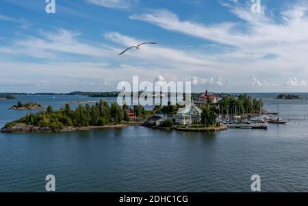 Möwe fliegt über die Valkosaari und Luoto Inseln Stockfoto