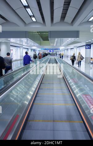 Der Weg führt zu den Abfluggates am Internationalen Flughafen Hongkong, Hongkong, China Stockfoto