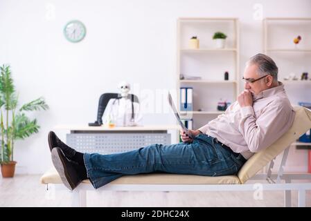 Alter Mann besucht toten Arzt Radiologen Stockfoto