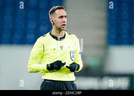 Sinsheim, Deutschland. Dezember 2020. Fußball: Europa League, TSG 1899 Hoffenheim - KAA Gent, Gruppenphase, Gruppe L, Matchday 6, PreZero-Arena. Schiedsrichter Anastasios Papapetrou ist auf dem Platz. Quelle: Uwe Anspach/dpa/Alamy Live News Stockfoto