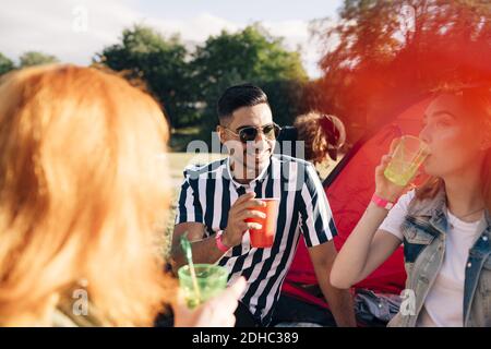 Fröhliche Freunde reden beim Bier trinken im Musikkonzert Stockfoto