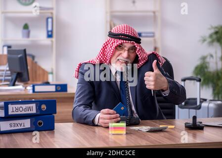 Alter arabischer Geschäftsmann im Büro Stockfoto