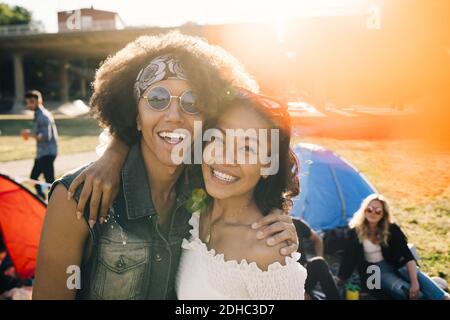 Portrait von lächelnden Freunden, die während des Sommers beim Musikfestival genießen Stockfoto