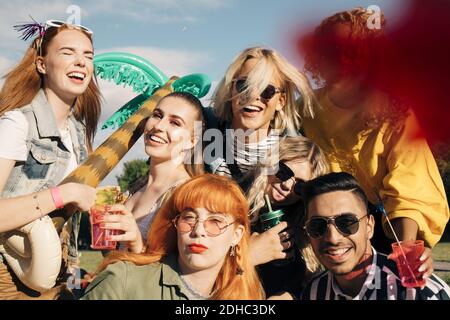 Fröhliche junge Freunde, die gemeinsam auf dem Musikfestival Spaß haben Stockfoto