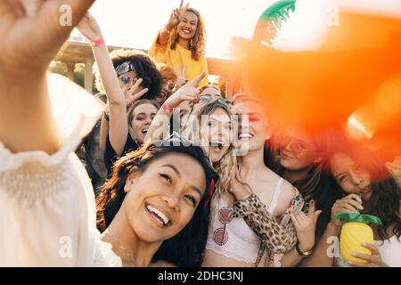 Blick aus dem hohen Winkel auf fröhliche Freunde, die bei Musikveranstaltungen Spaß haben Im Sommer Stockfoto