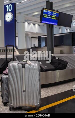 Koffer oder Gepäck mit Förderband am Flughafen Stockfotografie - Alamy