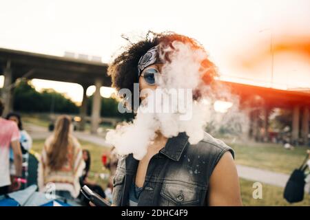 Nahaufnahme des rauchenden Mannes beim Musikfestival Stockfoto