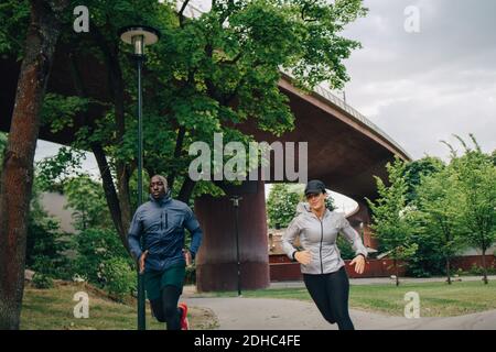 Männer und Frauen laufen auf dem Fußweg in der Stadt Stockfoto