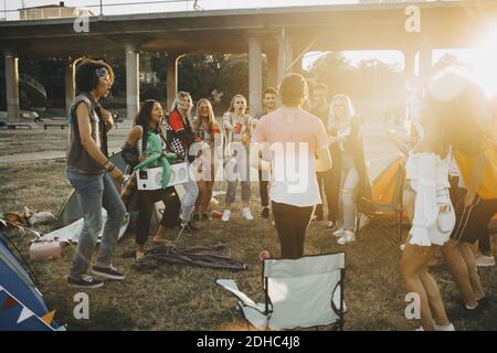 Freunde jubeln jungen Mann tanzen in Musik-Festival im Sommer Stockfoto