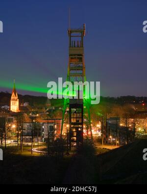 CASTROP-RAUXEL, DEUTSCHLAND - 5. Dezember 2020: Altes Kopfgestell der Grube Erin, Wahrzeichen der Metropole Ruhr Castrop-Rauxel gegen den Abendhimmel am 5. Dezember 2 Stockfoto