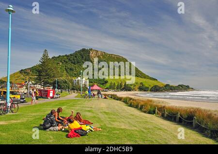 Blick auf den Strand und den Mount Maunganui, Tauranga, Bay of Plenty, North Island, Neuseeland Stockfoto