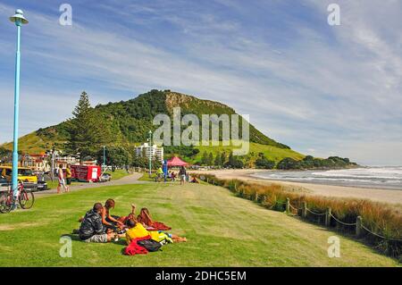 Blick auf den Strand und den Mount Maunganui, Tauranga, Bay of Plenty, North Island, Neuseeland Stockfoto