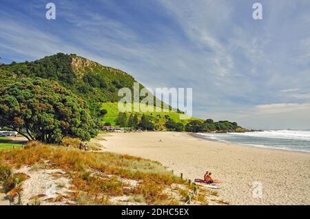 Blick auf den Strand und den Mount Maunganui, Tauranga, Bay of Plenty, North Island, Neuseeland Stockfoto