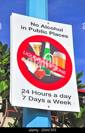 "Kein Alkohol auf öffentlichen Plätzen" Schild, Marine Parade, Mount Maunganui, Tauranga, Bay of Plenty, North Island, Neuseeland Stockfoto