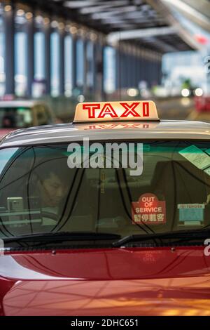 Hong Kongs kultigen roten Taxi. Die beleuchtete Taxischild auf dem Dach des Taxis zeigt an, dass das Taxi frei und zu mieten Stockfoto