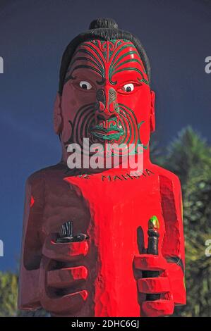 Geschnitzte Maori Statue außerhalb Te Whare Wananga Indgenous Universität, Whakatane, Bucht von viel Region, Nordinsel, Neuseeland Stockfoto