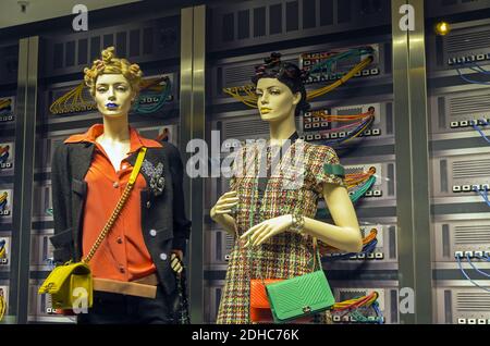 Schaufensterpuppen in der Vitrine eines Kaufhauses in Paris Stockfoto