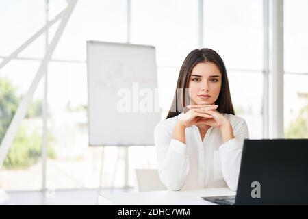 Porträt der erfolgreichen hübschen Geschäftsfrau im modernen Büro Stockfoto