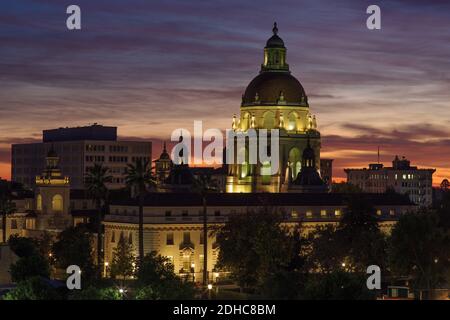 Das Rathaus von Pasadena im Vordergrund, fotografiert während der zivilen Dämmerung. Pasadena Stadtbild in der Abenddämmerung. Stockfoto