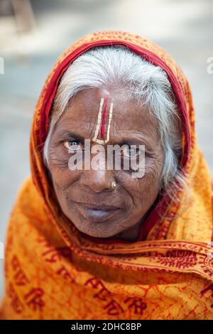 Ältere nepalesische Frau, in einem typischen Schal gekleidet, posiert sie, während sie sich auf dem Durbar-Platz in Kathmandu ausruhte. Stockfoto