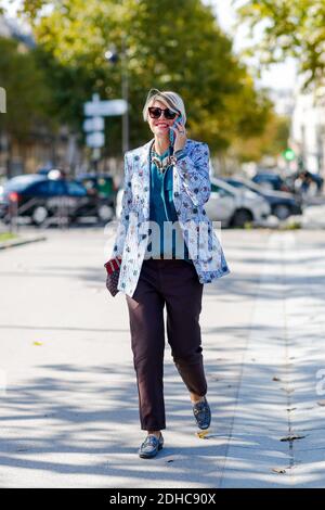 Street style, Elisa Nalin Ankunft in Nina Ricci Frühjahr-Sommer 2018 Show im Invalides, in Paris, Frankreich, am 29. September 2017 statt. Foto von Marie-Paola Bertrand-Hillion/ABACAPRESS.COM Stockfoto