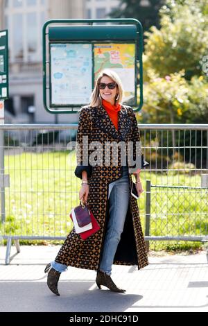 Street Style, Bloggerin Helena Bordon Ankunft in Issey Miyake Frühjahr-Sommer 2018 Show im Grand Palais, in Paris, Frankreich, am 29. September 2017 statt. Foto von Marie-Paola Bertrand-Hillion/ABACAPRESS.COM Stockfoto