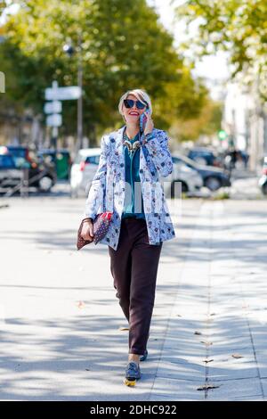 Street style, Elisa Nalin Ankunft in Nina Ricci Frühjahr-Sommer 2018 Show im Invalides, in Paris, Frankreich, am 29. September 2017 statt. Foto von Marie-Paola Bertrand-Hillion/ABACAPRESS.COM Stockfoto