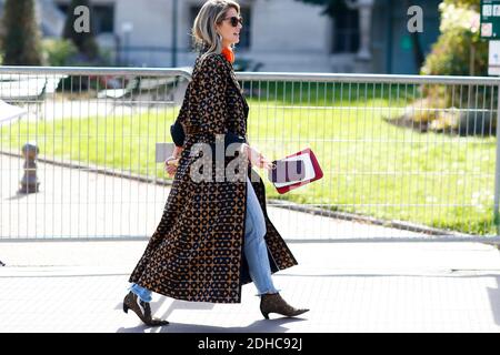 Street Style, Bloggerin Helena Bordon Ankunft in Issey Miyake Frühjahr-Sommer 2018 Show im Grand Palais, in Paris, Frankreich, am 29. September 2017 statt. Foto von Marie-Paola Bertrand-Hillion/ABACAPRESS.COM Stockfoto