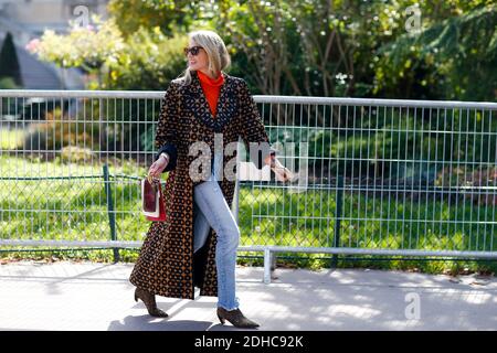 Street Style, Bloggerin Helena Bordon Ankunft in Issey Miyake Frühjahr-Sommer 2018 Show im Grand Palais, in Paris, Frankreich, am 29. September 2017 statt. Foto von Marie-Paola Bertrand-Hillion/ABACAPRESS.COM Stockfoto