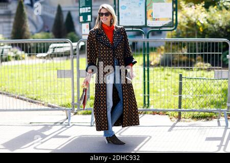 Street Style, Bloggerin Helena Bordon Ankunft in Issey Miyake Frühjahr-Sommer 2018 Show im Grand Palais, in Paris, Frankreich, am 29. September 2017 statt. Foto von Marie-Paola Bertrand-Hillion/ABACAPRESS.COM Stockfoto