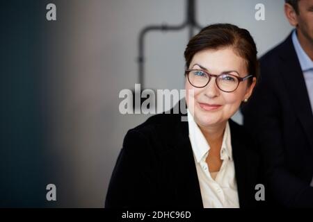 Porträt der selbstbewussten reifen Geschäftsfrau im Büro sitzen Stockfoto