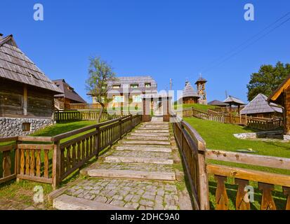 Traditionelles Dorf Drvengrad Mecavnik - Serbien Stockfoto