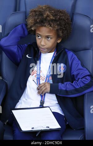 Kylian Mbappes jüngerer Bruder Ethan Mbappe beobachtet am 30. September 2017 das Ligue 1 Spiel Paris Saint-Germain (PSG) gegen Bordeaux im Parc des Princes Stadion in Paris, Frankreich. PSG gewann 6:2. Foto von Henri Szwarc/ABACAPRESS.COM Stockfoto