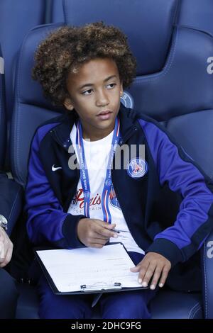 Kylian Mbappes jüngerer Bruder Ethan Mbappe beobachtet am 30. September 2017 das Ligue 1 Spiel Paris Saint-Germain (PSG) gegen Bordeaux im Parc des Princes Stadion in Paris, Frankreich. PSG gewann 6:2. Foto von Henri Szwarc/ABACAPRESS.COM Stockfoto