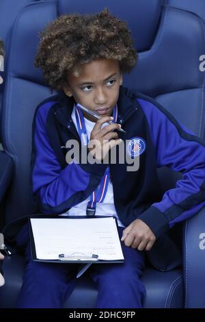 Kylian Mbappes jüngerer Bruder Ethan Mbappe beobachtet am 30. September 2017 das Ligue 1 Spiel Paris Saint-Germain (PSG) gegen Bordeaux im Parc des Princes Stadion in Paris, Frankreich. PSG gewann 6:2. Foto von Henri Szwarc/ABACAPRESS.COM Stockfoto