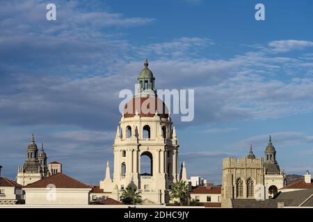 Die Türme des Rathauses von Pasadena und die umliegenden Gebäude. Pasadena liegt im Los Angeles County. Stockfoto