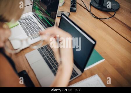 Zugeschnittenes Bild des Computerprogrammierers, der am Schreibtisch im Büro arbeitet Stockfoto