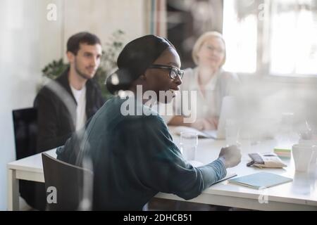 Geschäftsfrau, die während eines Geschäftstreffens im Sitzungssaal lächelt Stockfoto