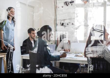 Multiethnische Unternehmer im Sitzungssaal während des Geschäftstreffens Stockfoto