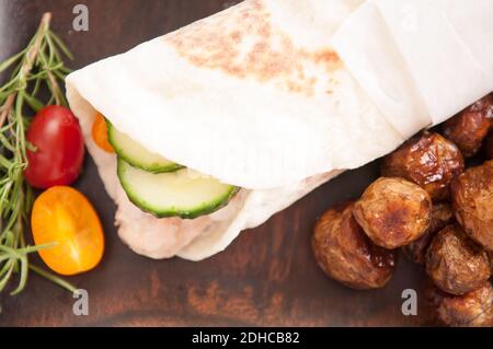 Chicken Pita Wrap mit Tomaten, Kartoffeln und tzatziki Stockfoto