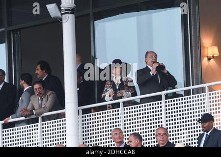 Karim Aga Khan IV (rechts) und Tochter Zahra (2. V. R) nehmen am 1. Oktober 2017 am 'Qatar Prix de l'Arc de Triomphe' im Hippodrom von Chantilly, nördlich von Paris, Frankreich, Teil. Foto von Ammar Abd Rabbo/ABACAPRESS.COM Stockfoto