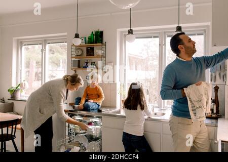 Familie arbeitet in der Küche zu Hause Stockfoto