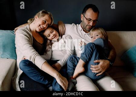 Glückliche liebevolle Familie sitzt zusammen auf der Couch zu Hause Stockfoto