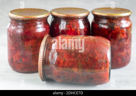 Hauskonservenieren: Rote Beete aus der Dose mit Gemüse für Borscht. Stockfoto