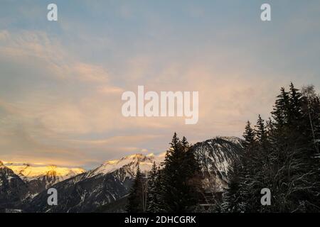 Courchevel, Skigebiet in den französischen Alpen während der covid Pandemie und Lockdown, Bäume im Schnee, Sonnenuntergang in den Bergen, Stockfoto