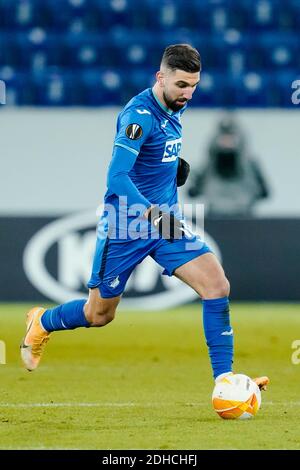 Sinsheim, Deutschland. Dezember 2020. Fußball: Europa League, TSG 1899 Hoffenheim - KAA Gent, Gruppenphase, Gruppe L, Matchday 6, PreZero-Arena. Hoffenheims Munas Dabbur spielt den Ball. Quelle: Uwe Anspach/dpa/Alamy Live News Stockfoto