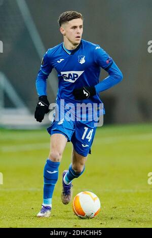 Sinsheim, Deutschland. Dezember 2020. Fußball: Europa League, TSG 1899 Hoffenheim - KAA Gent, Gruppenphase, Gruppe L, Matchday 6, PreZero-Arena. Hoffenheims Christoph Baumgartner spielt den Ball. Quelle: Uwe Anspach/dpa/Alamy Live News Stockfoto