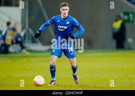 Sinsheim, Deutschland. Dezember 2020. Fußball: Europa League, TSG 1899 Hoffenheim - KAA Gent, Gruppenphase, Gruppe L, Matchday 6, PreZero-Arena. Hoffenheims Christoph Baumgartner spielt den Ball. Quelle: Uwe Anspach/dpa/Alamy Live News Stockfoto