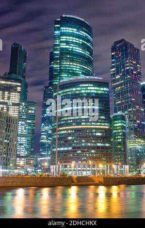 Moskau Stadt Wolkenkratzer und Reflexion in der Moskauer Fluss gegen Der blaue Himmel in einer Sommernacht Stockfoto